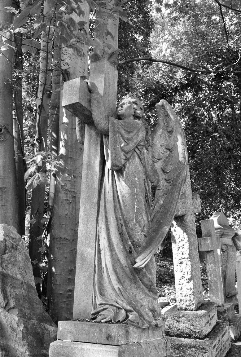 Engel Statue mit Kreuz auf Friedhof